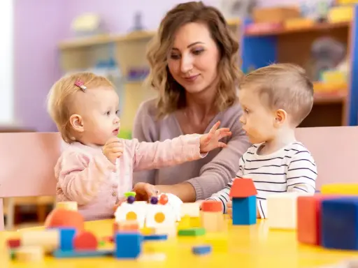 Ile zarabia opiekunka w żłobku państwowym? Kwoty, dodatki, 1000 zł!