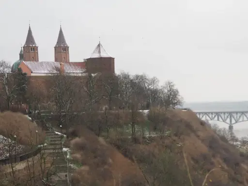 Zamek w Płocku, niegdyś stolicy Polski, w zimowej scenerii nad Wisłą.