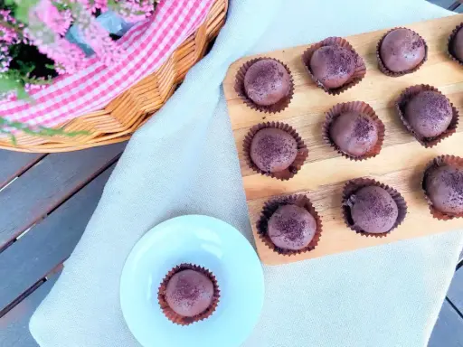 Czekoladowe cake pops posypane kakao. Idealne na deser, gdy szukasz prostego cake pops przepis.