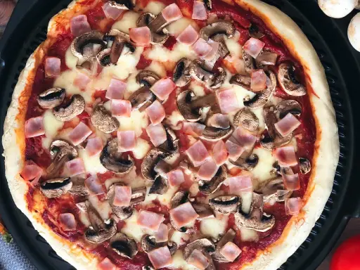 Z czym jest pizza capriciosa? Odkryj jej składniki i smaki