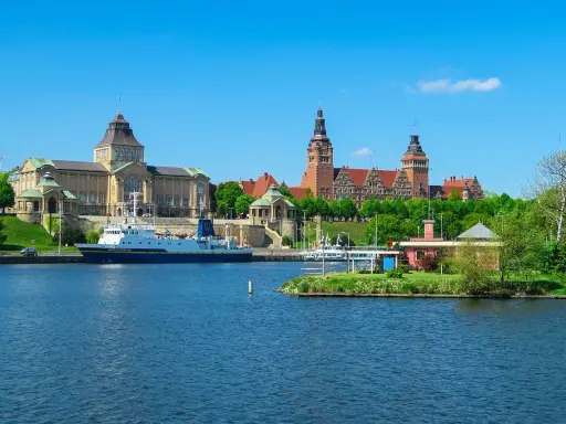 Widok na Odrę i zabytkowe budynki, w tym Muzeum Narodowe. Idealne miejsce, by zobaczyć w Szczecinie!