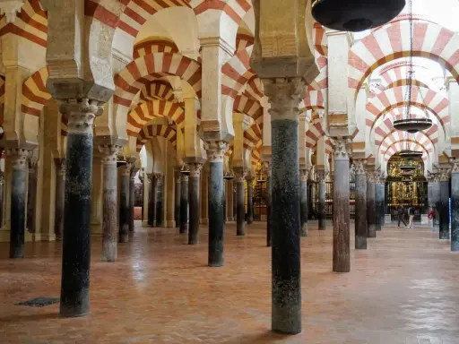 Die Mezquita-Kathedrale von Córdoba, eine spanische Kathedrale Moschee, beeindruckt mit ihren unzähligen Säulen und rot-weißen Bögen.