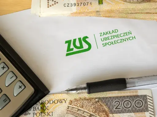 Kalkulator, długopis, pieniądze i koperta ZUS. Jak sprawdzić OFE zmarłego? Dokumenty do ZUS.