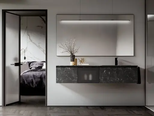 Arredamento moderno per un bagno cieco: mobile sospeso in marmo nero, specchio con illuminazione integrata e porta scorrevole che rivela una camera da letto elegante.
