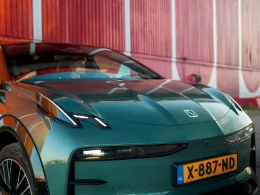 El elegante Zeekr X, un coche eléctrico verde oscuro, se exhibe con su distintivo logo y faros LED, listo para la aventura.