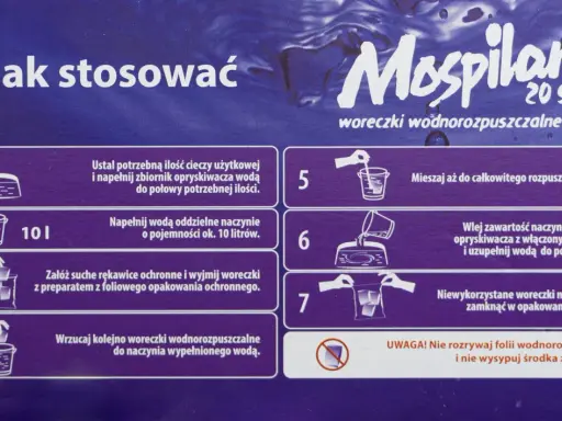 Instrukcja stosowania Mospilan 20 SP: 1 woreczek na 10 litrów wody. Woreczki wodnorozpuszczalne dodawać do naczynia z wodą.