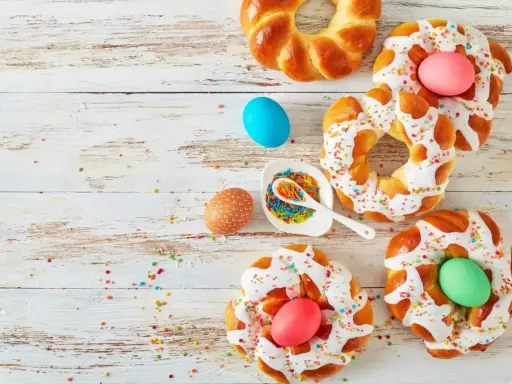 Scarcelle fatte in casa da Benedetta, decorate con glassa, zuccherini e uova colorate, pronte per la Pasqua.