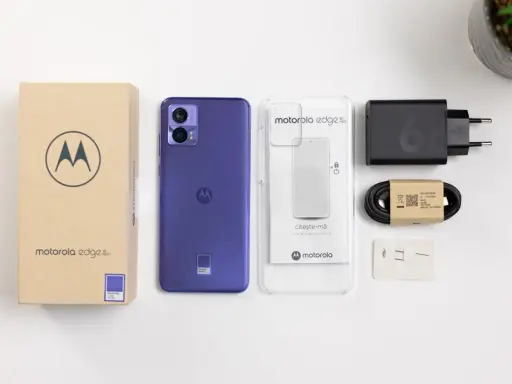 Motorola Edge 30 Neo w kolorze fioletowym z akcesoriami: pudełko, ładowarka, kabel, etui.