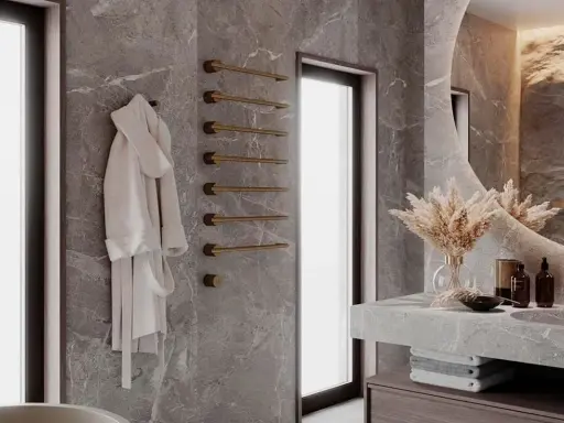 Elegantes azulejos de baño pequeño con un albornoz colgado y un toallero dorado.