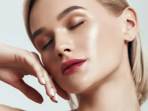 Piel radiante y labios jugosos, un lienzo perfecto para la preparación de la piel antes del maquillaje.