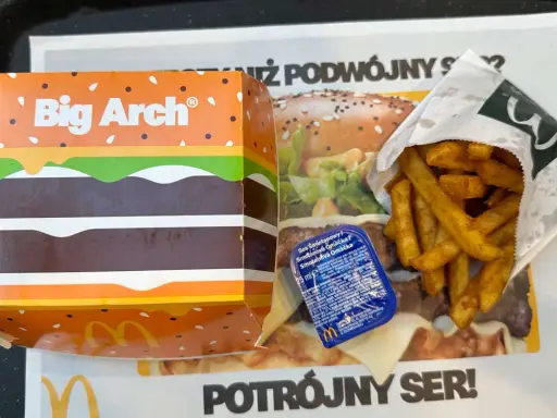 Pudełko Big Arch, frytki i sos. Zastanawiasz się nad big mac kalorie? To zestaw dla głodnych!