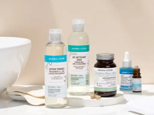 Routine de soins Aroma-Zone pour peau acnéique : lotion tonique, gel nettoyant, complexe alimentaire et sérum.