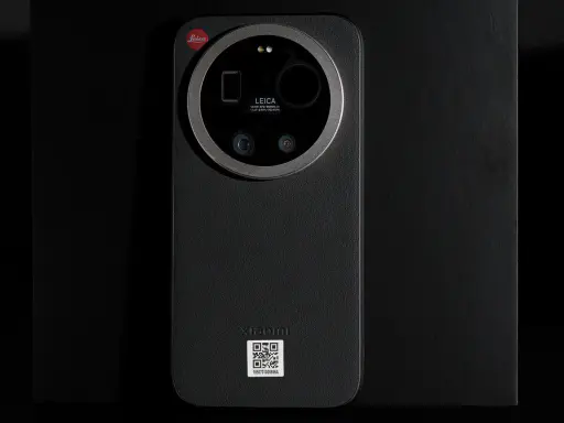 Teléfono Xiaomi con módulo de cámara Leica. Diseño elegante en negro, con el logo de Leica y detalles de la cámara.