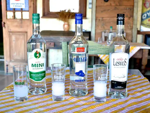 Drei Flaschen Ouzo stehen bereit für einen Vergleich. Raki vs. Ouzo – eine Frage des Geschmacks!