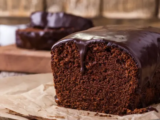 Wilgotna babka czekoladowa z polewą. Idealna na szybki deser, gdy masz ochotę na coś pysznego.