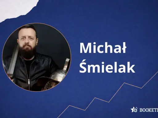 Michał Śmielak, autor książek o historii, prezentuje się z mieczem i hełmem. Kolejność jego publikacji czeka na odkrycie.