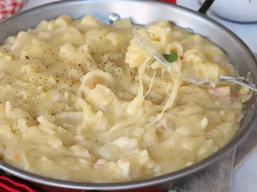 Pasta e Patate con Provola: Ricetta Cremosa Tradizionale Napoletana