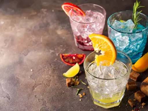 Drinki w butelkach: Gotowe czy DIY? Przepisy i porady na udaną imprezę