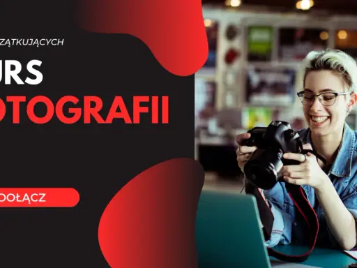 Uśmiechnięta dziewczyna z aparatem, kurs fotografii dla początkujących. To jest fotografia, która inspiruje do nauki.