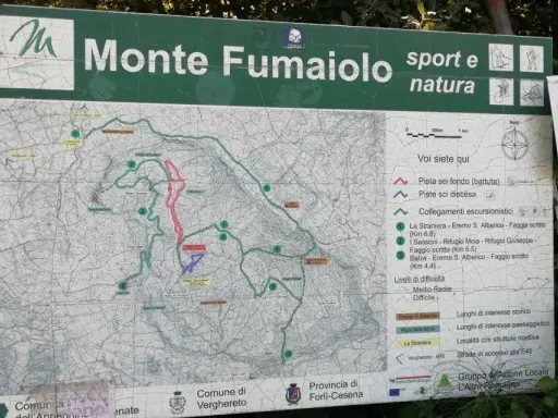 Cartina del Monte Fumaiolo con sentieri escursionistici, piste da sci e punti di interesse. Segnaletica per divieto di caccia.