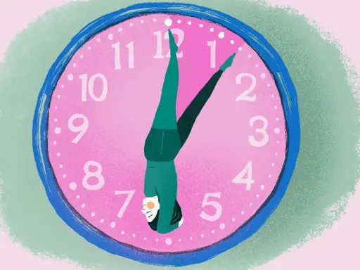En person gör en handstående på en rosa urtavla, som en kort meditation.