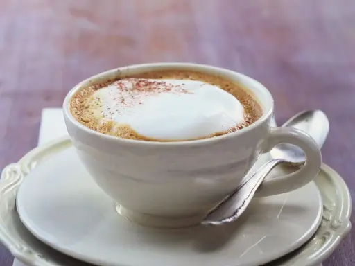 Ein cremiger Cappuccino mit viel Milchschaum. Die Frage "wie viel Espresso in Cappuccino" wird hier durch die perfekte Balance beantwortet.