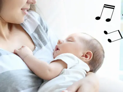 Mama śpiewa kołysankę dla dziecka, które zasypia w jej ramionach. Nutki unoszą się w powietrzu, tworząc magiczną atmosferę.