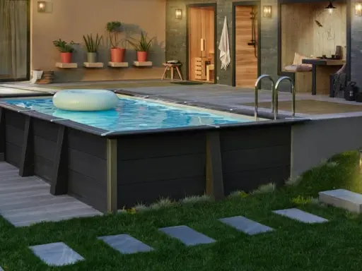 Un incantevole giardino di 50 mq con piscina, ideale per rilassarsi. La piscina, con un salvagente, è circondata da un'area pavimentata e un prato curato.