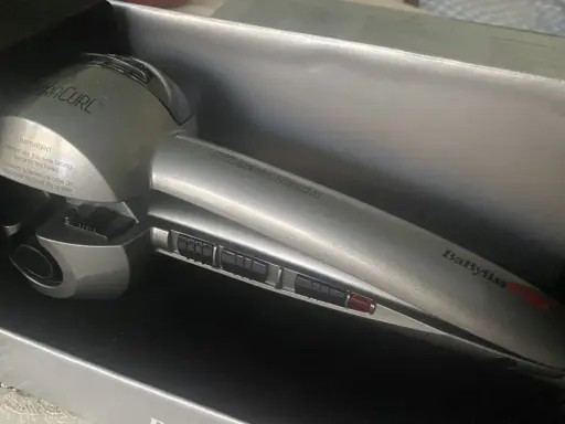 Srebrna lokówka automatyczna BaByliss Pro MiraCurl w pudełku.