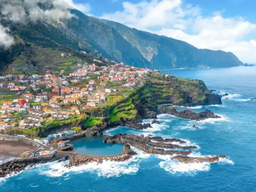 Buntes Dorf an steiler Küste Madeiras mit Terrassenfeldern und natürlichem Meerwasserpool. Tolle Madeira Info!