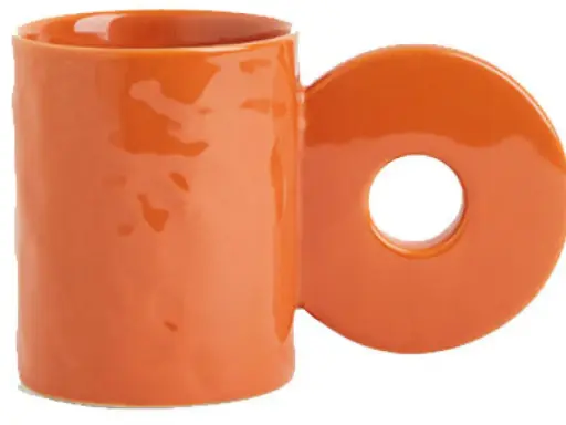 En orange mugg med ett cirkulärt handtag. Perfekt för ditt keramik hemma utan ugn-projekt.