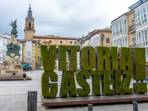 Letras gigantes cubiertas de musgo en Vitoria-Gasteiz, un punto de partida ideal para descubrir pueblos bonitos cerca de Vitoria.