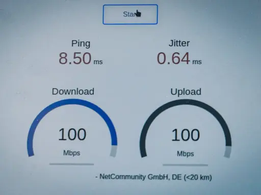 Speedtest zeigt 100 Mbps Download/Upload, Ping 8.50 ms. So schnell ist schnelles Internet!