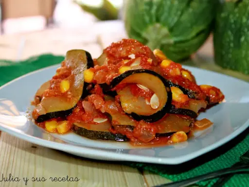 Calabacín con tomate y maíz, un plato casero lleno de sabor.