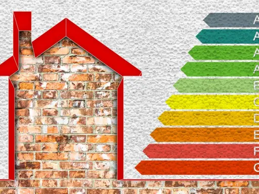 Maison avec un mur de briques apparentes, symbolisant un diagnostic de performance énergétique (DPE) de classe G, le plus bas.