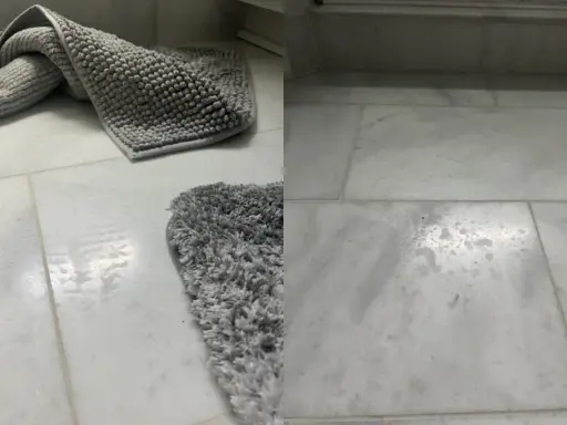 Grå badrumsmattor på marmorgolv. Vattenfläckar syns på golvet, vilket indikerar behov av marmor polering för att återställa glansen.