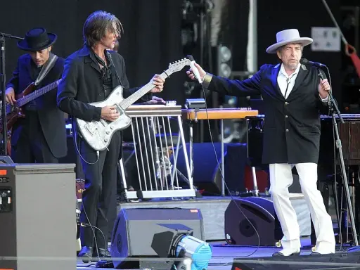 Bob Dylan på scen i Stockholm, med gitarrister och musiker.