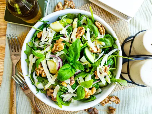 Frischer Salat mit Walnüssen und Parmesan – perfekt für das leichte **Essen bei Hitze**.