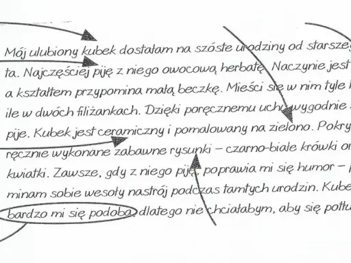 Opis przedmiotu klasa 4 karta pracy: ulubiony zielony kubek w kształcie beczki z rysunkami krówek i kwiatków.