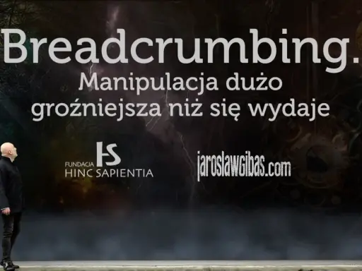 Mężczyzna patrzy na napis "Breadcrumbing. Manipulacja dużo groźniejsza niż się wydaje".