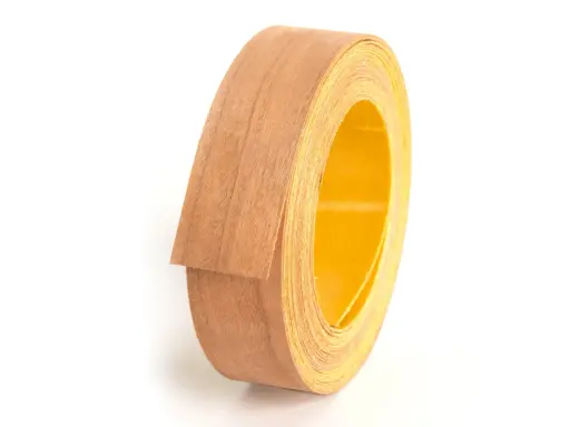 Rollo de cinta de cantear de madera con reverso amarillo, listo para embellecer muebles.