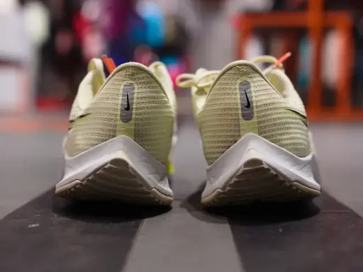 Para biegowych butów Nike, z widocznym ścieraniem butów po zewnętrznej stronie, gotowych na kolejne wyzwania.