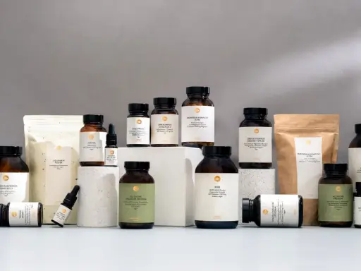 Vielfalt an Nahrungsergänzungsmitteln, darunter Vitamin C. Wann Vitamin C einnehmen? Am besten morgens oder zu den Mahlzeiten für optimale Aufnahme.