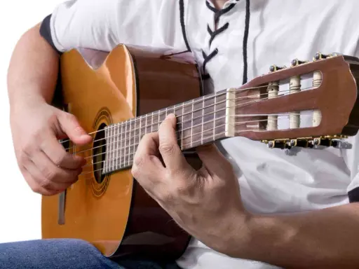 Akordy na gitarze dla początkujących: Zagraj pierwszą piosenkę!