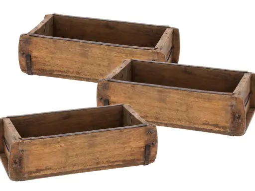 Tres cajas de madera rústicas, perfectas para ideas de como decorar cajas de madera estilo vintage.