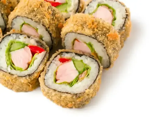 Chrupiące rolki sushi z kurczakiem, sałatą, ogórkiem i czerwoną papryką.