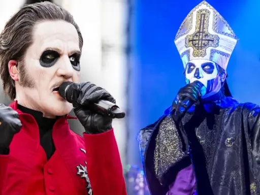 Tobias Forge, som Papa Emeritus IV, sjunger i en röd kavaj och sedan i en påvliknande dräkt med mitra.