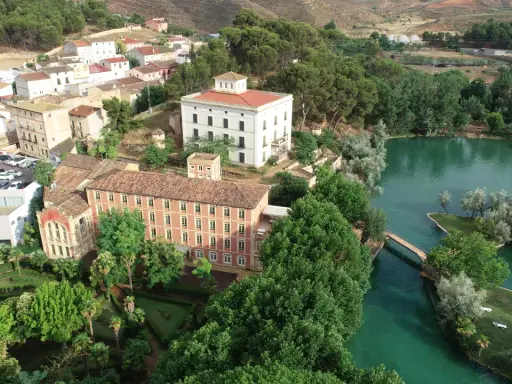Guía Termas Pallarés: Hoteles, lago y bienestar. ¿Listo para el relax?