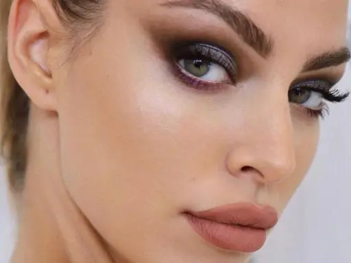 Tutorial de como pintarse los ojos para que se vean mas grandes con ahumado oscuro y labios nude.