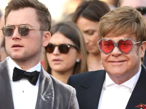 Taron Egerton och Elton John, som spelar rollistan i Rocketman, poserar på röda mattan. Elton bär sina ikoniska hjärtformade glasögon.